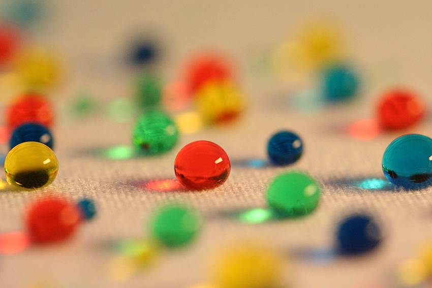 Wassertropfen auf PTFE ähnlicher Beschichtung Wassertropfen auf PTFE ähnlicher Beschichtung