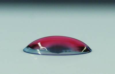 Kontaktlinse nach Plasmabehandlung mit hoher Oberflächenenergie